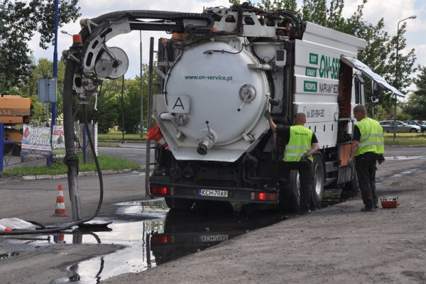 W Częstochowie trwają prace związane z przeglądami, oczyszczaniem i konserwacją kanalizacji deszczowej.