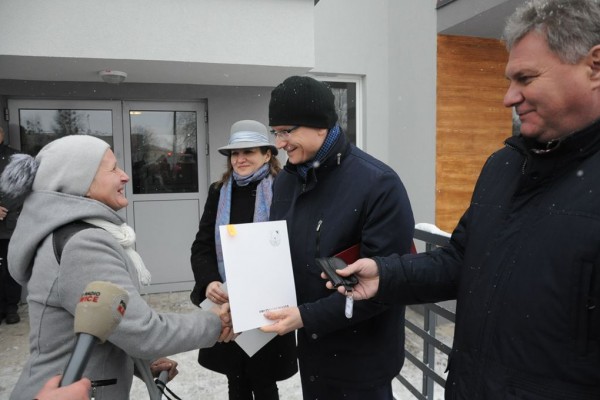 Przy ulicy Pułaskiego 42 powstał nowy blok komunalny z 32 mieszkaniami.  Prezydent Krzysztof Matyjaszczyk przekazał pierwsze klucze lokatorom nowego bloku 