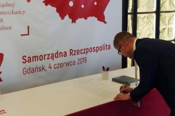 21 tez samorządowych dla Polski z podpisem prezydenta Matyjaszczyka