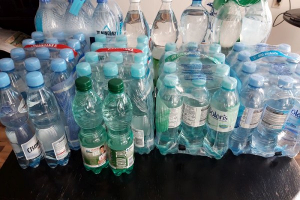 Strażnicy miejscy zbierają wodę mineralną dla ratowników medycznych i szpitala