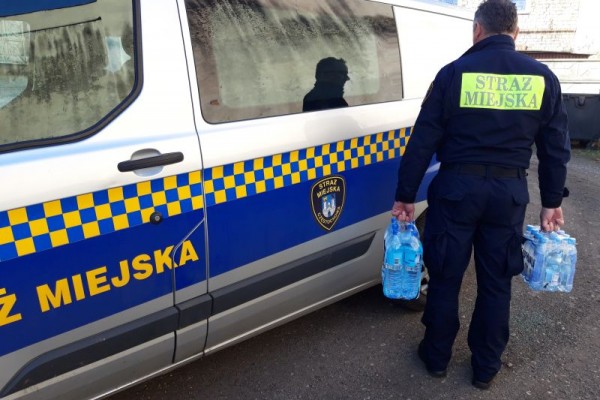 Strażnicy miejscy wspomogli SOR na Zawodziu. Przekazali kilkadziesiąt butelek wody mineralnej