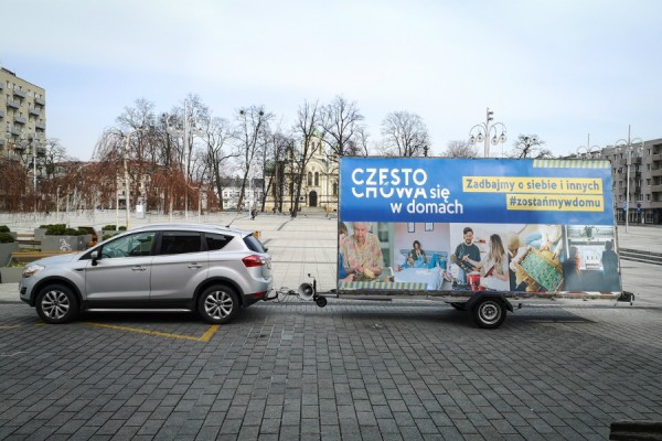 Ulicami Częstochowy jeździ specjalny samochód z komunikatem głosowym zachęcającym do pozostania w domach