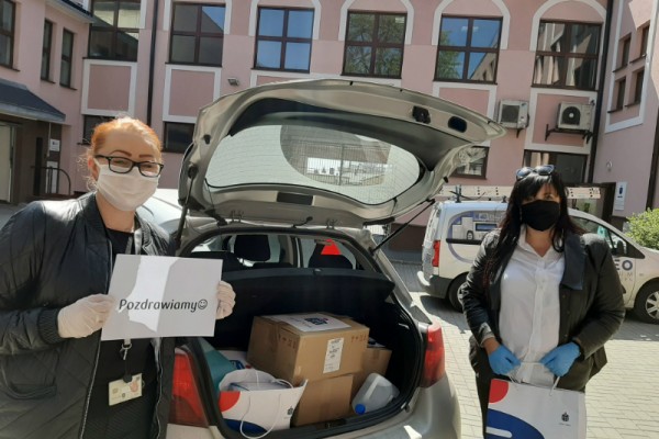Pracownicy oddziału PKO BP w Częstochowie zebrali środki ochronne dla DPS-u, Domu Dziecka i szpitala