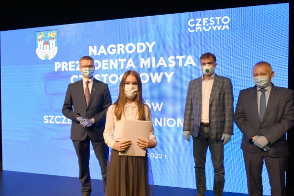 Częstochowscy uczniowie z nagrodzeni przez prezydenta miasta (zdjęcia)