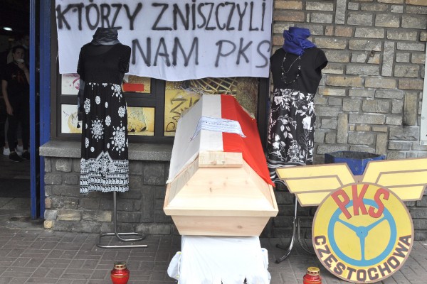 Kierowcy PKS-u Częstochowa urządzili symboliczny pogrzeb przedsiębiorstwa