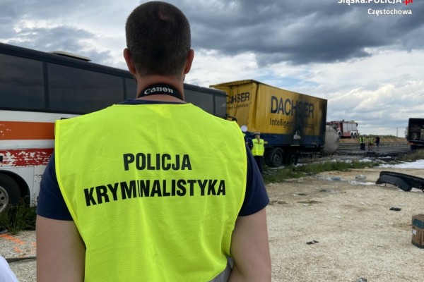 Niebezpieczny wypadek w Bogusławicach pod Częstochową. Zderzenie ciężarówek z autokarem