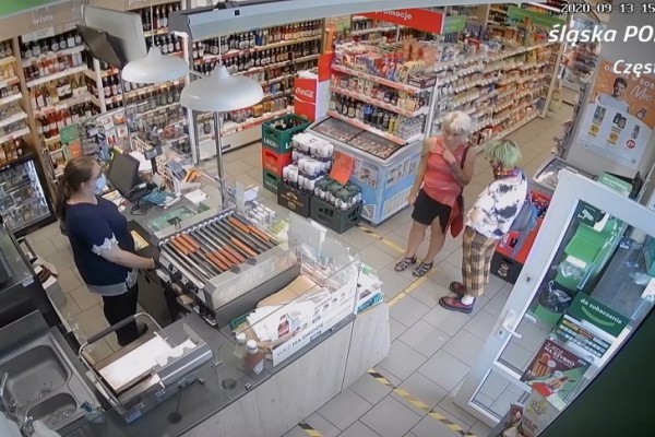 Poszukiwane dwie kobiety, które zapłaciły w sklepie przywłaszczoną kartą bankomatową