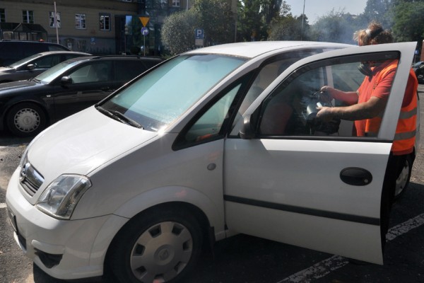 W Częstochowie kolejny raz dezynfekowali za darmo samochody (zdjęcia)