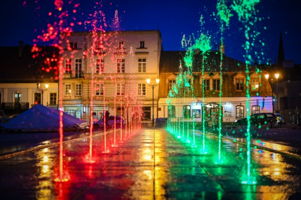 "Tańcząca" fontanna na Starym Rynku robi niesamowite wrażenie