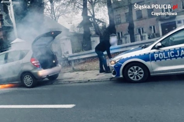 Zapaliło się auto z dwójką dzieci w środku. Pomogli częstochowscy policjanci