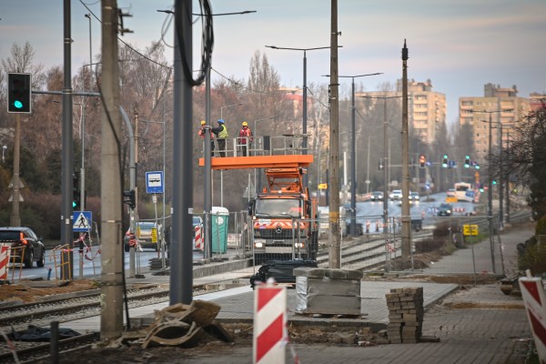 Przebudowa linii tramwajowej w Częstochowie. Nowa trakcja i słupy oświetleniowe (zdjęcia)