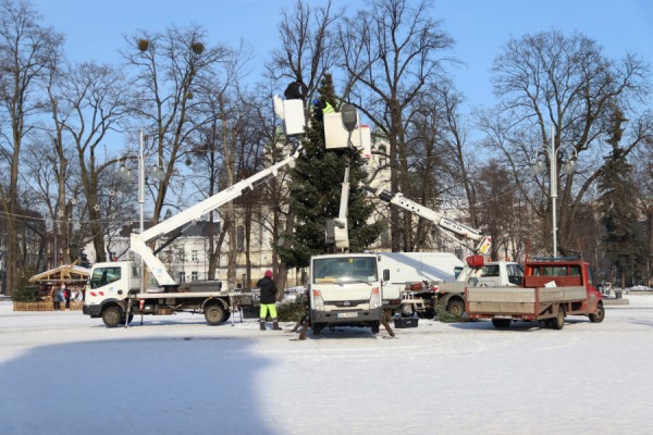 Świąteczna iluminacja znika z centrum Częstochowy