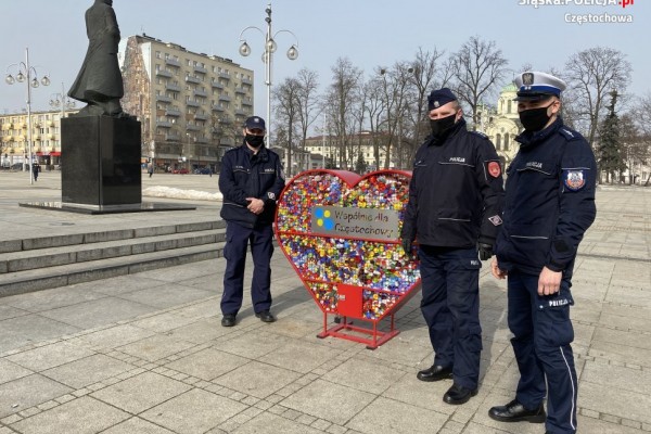 40 kg plastikowych nakrętek od policjantów trafiło do eko-serca