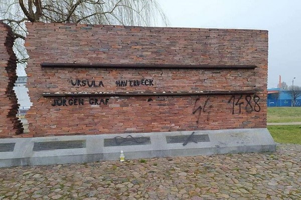 Zdewastowany Pomnik Pamięci Żydów Częstochowian. Ktoś namalował na nim nazistowskie symbole
