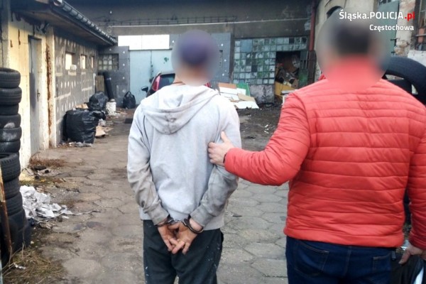 Częstochowscy policjanci w garażu w centrum miasta znaleźli narkotyki i materiał wybuchowy