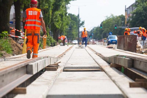 Przebudowa linii tramwajowej dobiega końca. Jeszcze w sierpniu finisz montażu sieci trakcyjnej (zdjęcia)