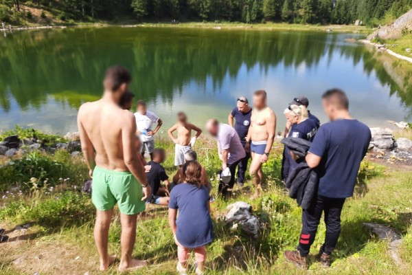 Częstochowscy policjant ratował życie mężczyzny tonącego w jeziorze w Kosowie
