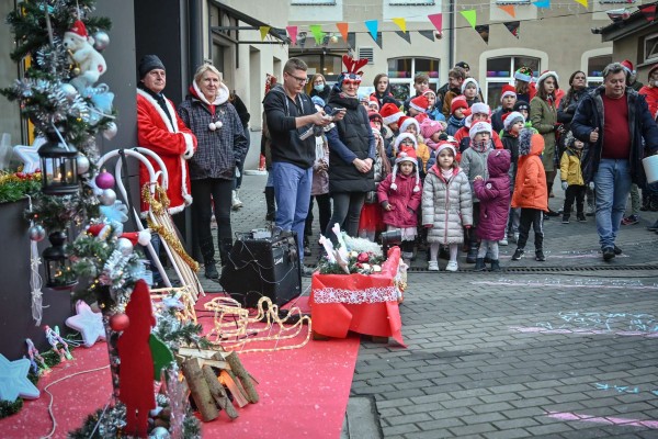 „Mikołaj z ulicy Krakowskiej” rozdawał prezenty dzieciom