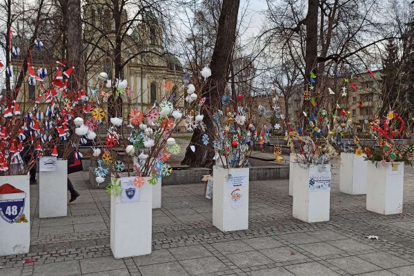 Młodzież z częstochowskich szkół przystroiła plac Biegańskiego (zdjęcia)