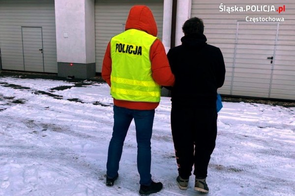 Kolejny cyberprzestępca w rękach częstochowskiej policji. Wspólnie z kolegą oszukał ponad 350 osób