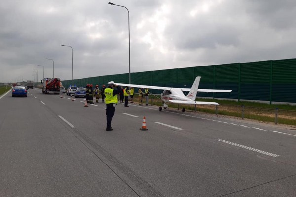 Śledztwo w sprawie awaryjnego lądowania awionetki na autostradzie umorzone. Pilot nie był winny