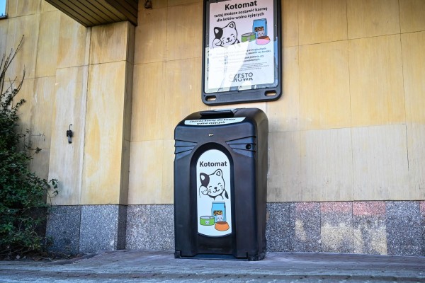 Specjalny kontener na karmę dla bezdomnych kotów w Częstochowie