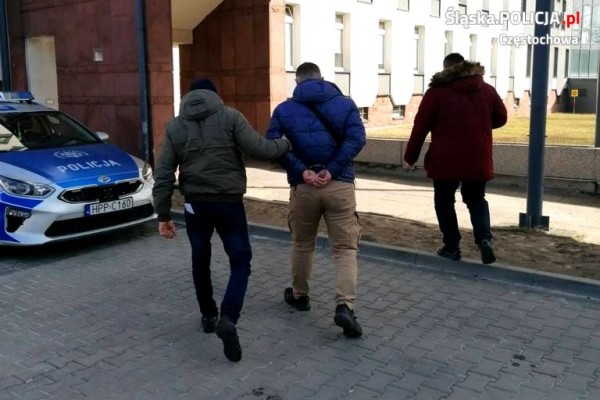 Częstochowscy policjant na wolnym pomógł zatrzymać przestępcę poszukiwanego europejskim nakazem aresztowania