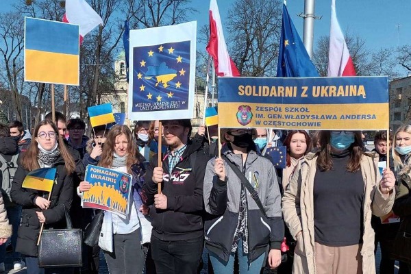Uczniowie częstochowskich szkół manifestowali solidarność z Ukrainą i Ukraińcami (zdjęcia)