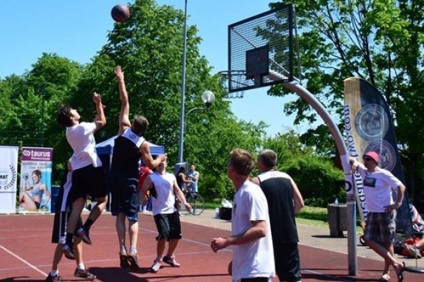 Turniej koszykówki ulicznej na promenadzie Niemena. Ruszyły zapisy