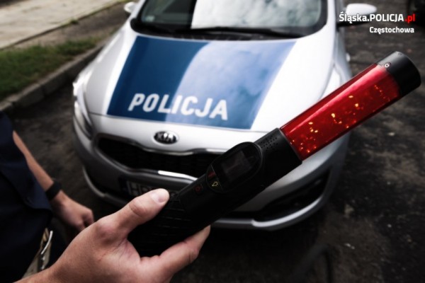 Częstochowscy policjanci poza służbą złapali dwóch pijanych kierowców