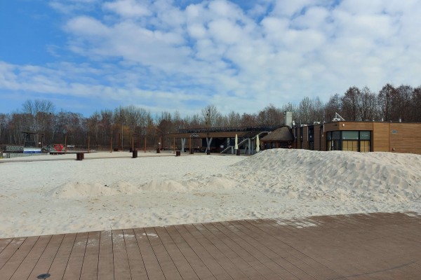 Rusza sezon kąpielowy w Parku Lisiniec. Na plaży więcej piasku z Łeby i nowe rowery wodne