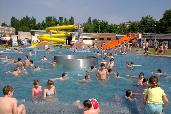 Pływalnia letnia czynna w sierpniu godzinę dłużej