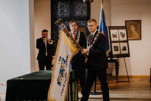 Częstochowa ma nowy sztandar z herbem miasta po heraldycznej korekcie (zdjęcia)