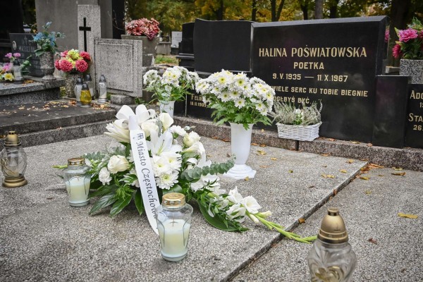 Kwiaty i znicze w 55. rocznicę śmierci Haliny Poświatowskiej