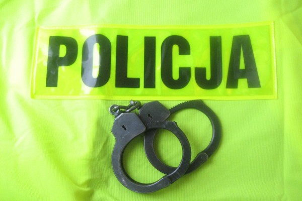 Częstochowscy policjanci zatrzymali w jednym miejscu dwóch poszukiwanych mężczyzn