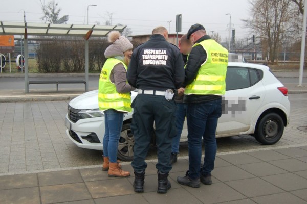 Kierowcy taksówek na aplikację zatrzymani w Częstochowie. Przebywali w Polsce nielegalnie
