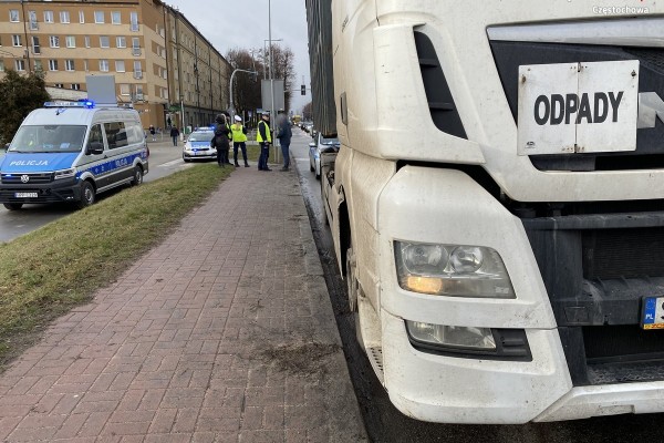 Poważny wypadek w Częstochowie. Pieszy potrącony przez śmieciarkę