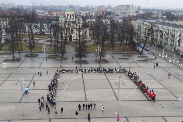 Częstochowska młodzież ułożyła serce ze zniczy dla dla tych, którzy zginęli broniąc Ukrainy (zdjęcia)