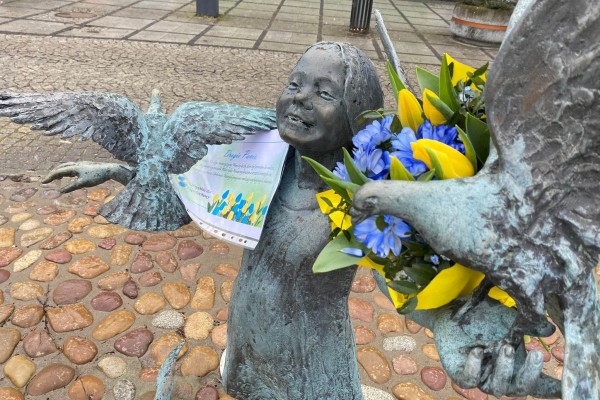 Kwiaty dla wszystkich częstochowianek za pośrednictwem Pani Kowalskiej, Haliny Poświatowskiej i "Dziewczynki z gołębiami" (zdjęcia)