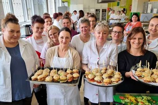 „Trendy w żywieniu”. Szkolne i przedszkolne kucharki oraz intendentki doskonaliły swoje umiejętności (zdjęcia)