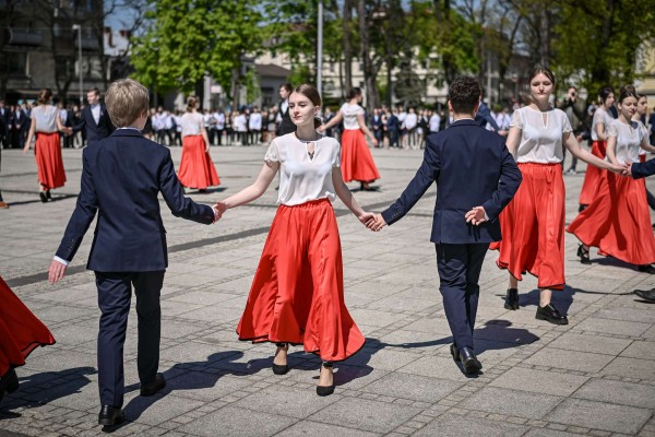 Zatańczyli poloneza na placu Biegańskiego (zdjęcia)