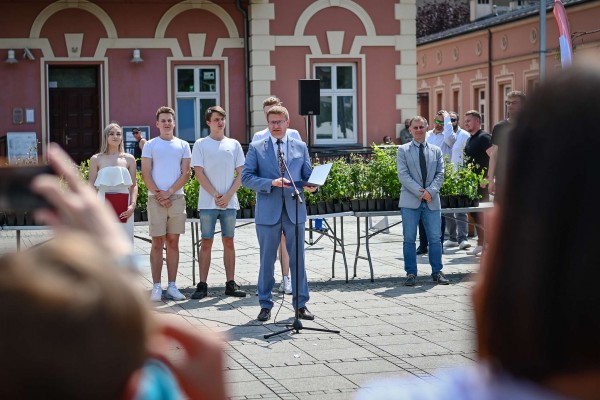 Uczniowie częstochowskich szkół dostali sadzonki drzew (zdjęcia)