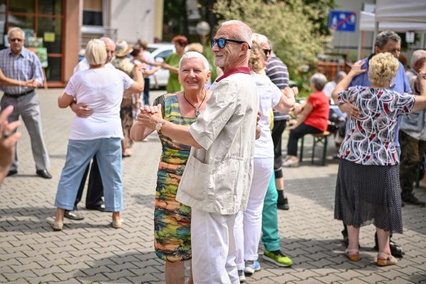 Częstochowscy seniorzy bawili się w ogrodzie przy Staszica (zdjęcia)