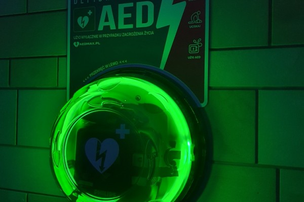 Defibrylator ratujący życie na budynku Hali Sportowej Częstochowa