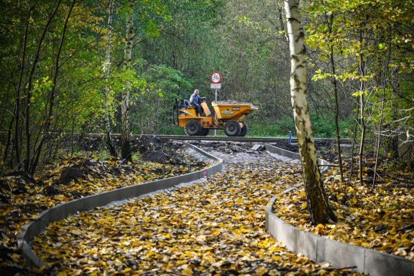 W Parku Lisiniec budują nowe ścieżki piesze i rowerowe (zdjęcia)