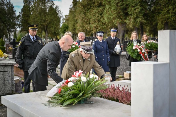 Władze miasta uczciły pamięć zaslużonych Polaków pochowanych na częstochowskich nekropoliach (zdjęcia)