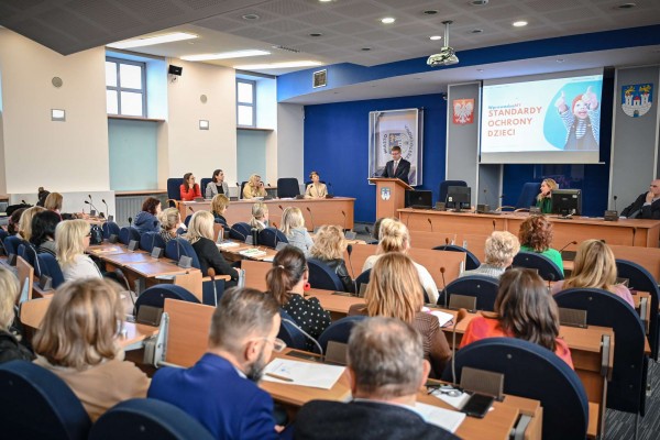 Prezydent Częstochowy rozmawiał z dyrektorami szkół o ochronie dzieci przed przemocą