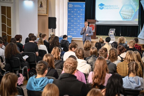 Prezydent Częstochowy odwiedzał szkoły i zachęcał uczniów do związania swojej przyszłości z naszym miastem (zdjęcia)