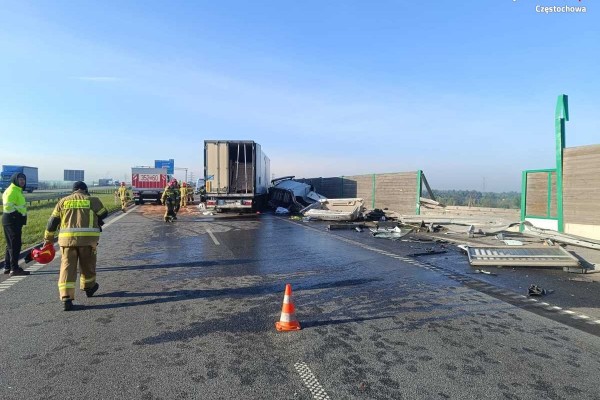 Wypadek na autostradzie A1 pod Blachownią. Ciężarówka uderzyła w bariery energochłonne